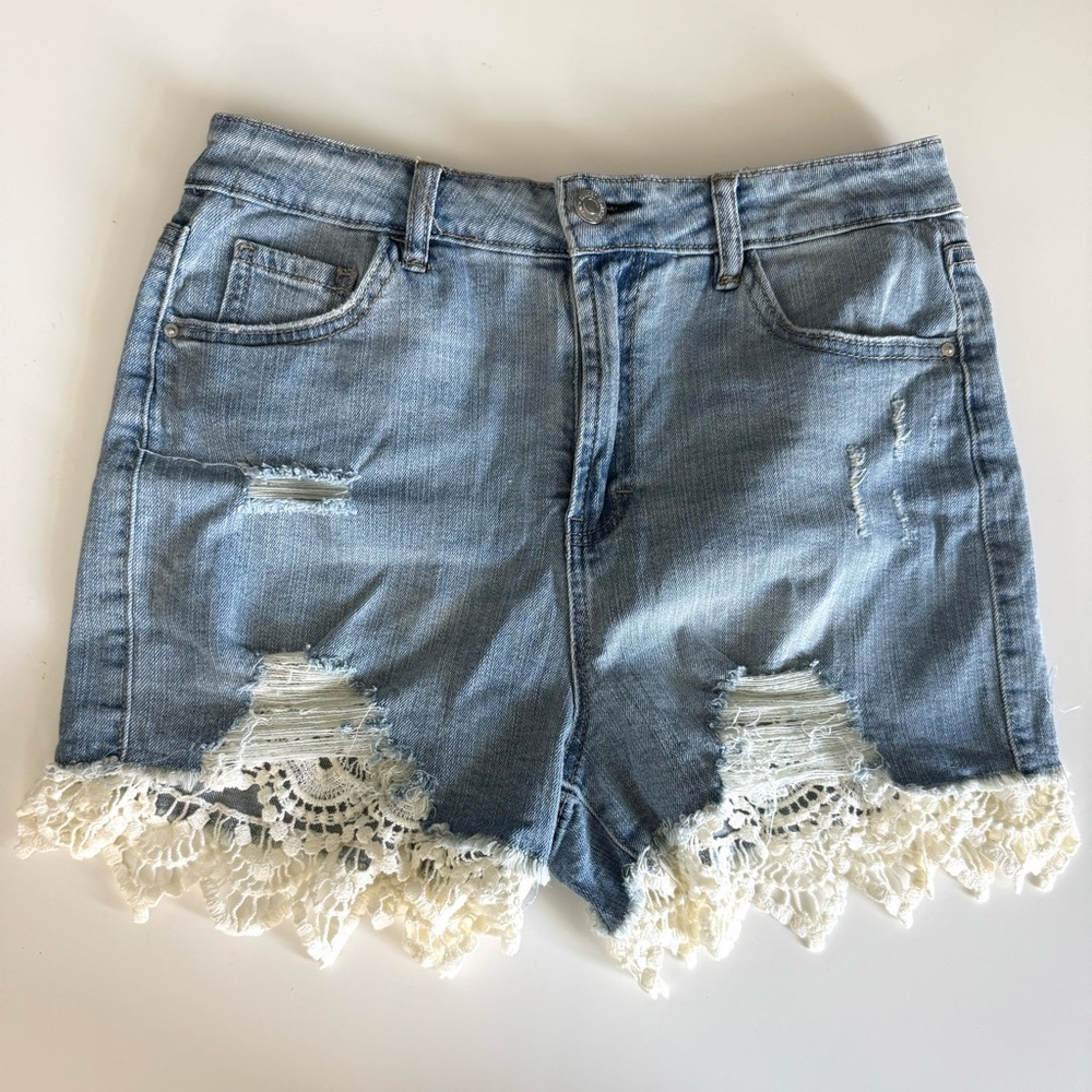 Almost Famous lace hem mid rise shorts